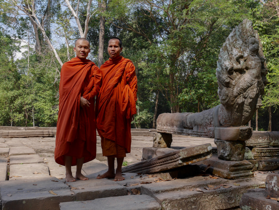 Des bonzes se recueillent sur les temples d'Angkor