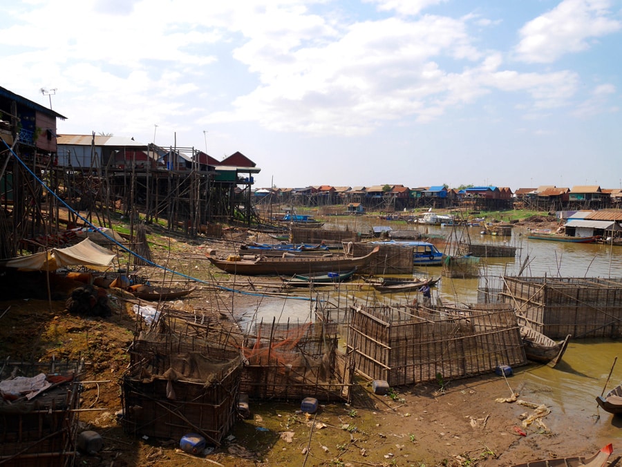 Maisons sur pilotis à la saison sèche au Cambodge