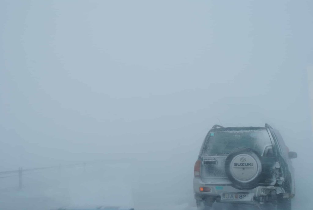 Brouillard sur la route en Islande