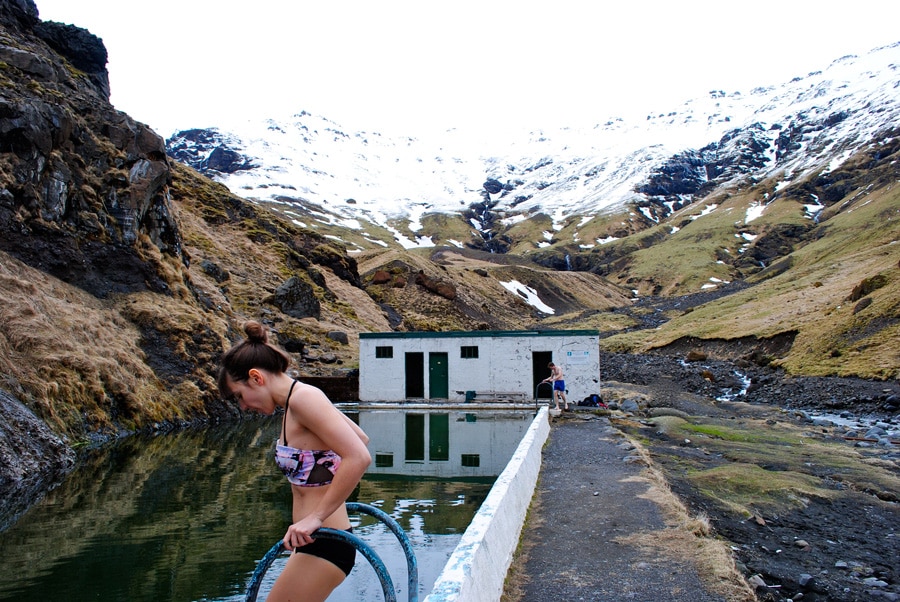 Une source d'eau chaude en Islande