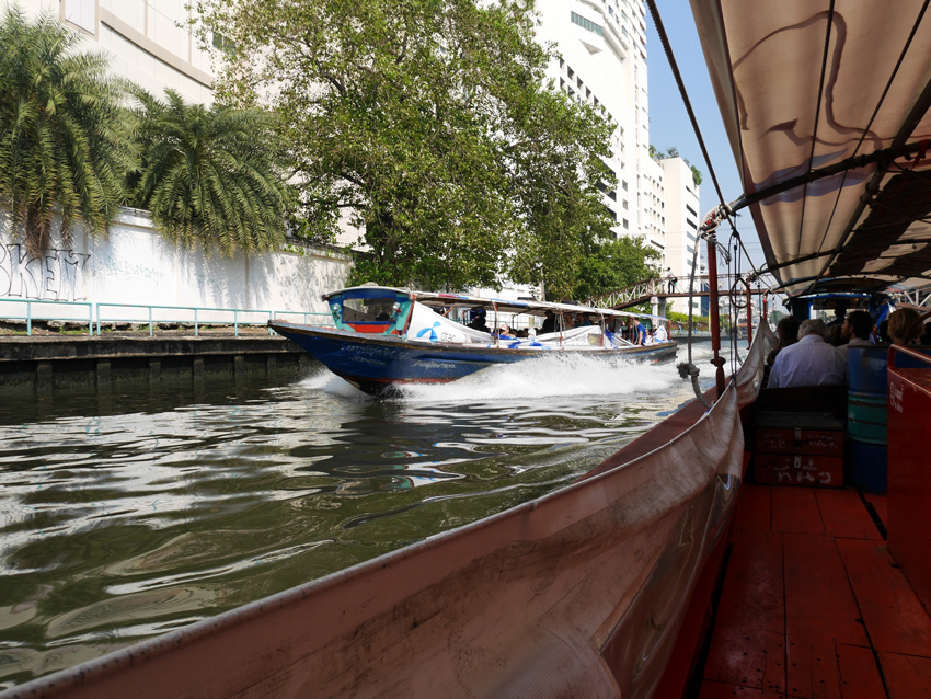 bateau sur le canal de Bangkok en Thailande
