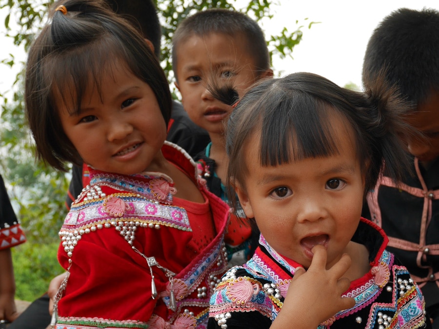 Enfants de la minorité Lahu dans le nord de la thailande