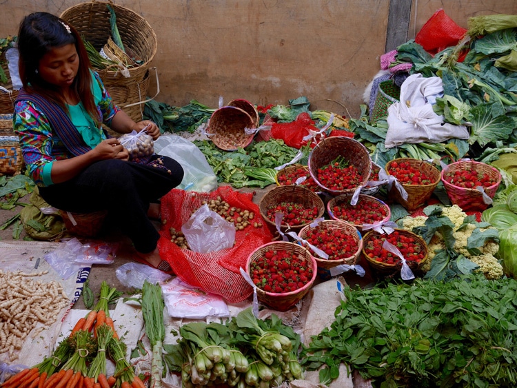 Un étalage de fruits et de légumes au Mingalar Market de Nyaung Schwe