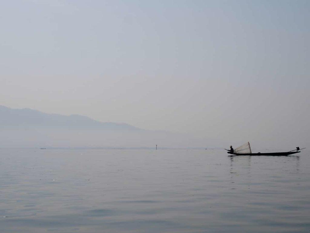 Des pêcheurs attrapent du poisson sur le lac Inle au Myanmar