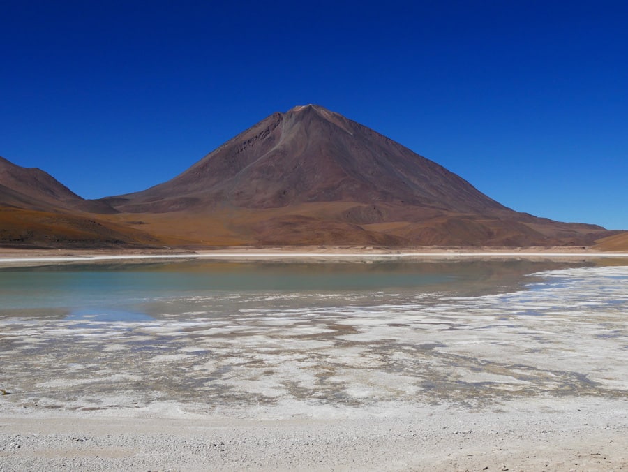 La laguna verde et le volcan Licancabur en Bolivie