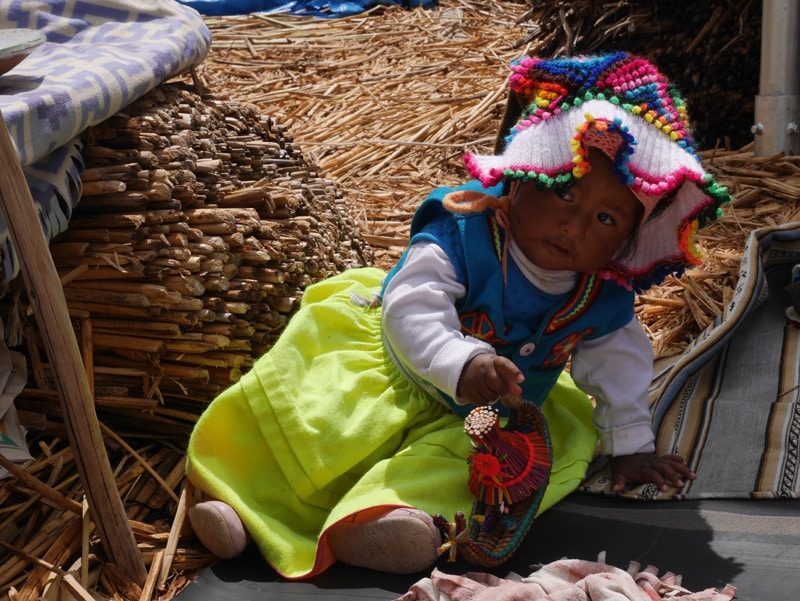 Petite fille des îles Uros lac Titicaca au Pérou