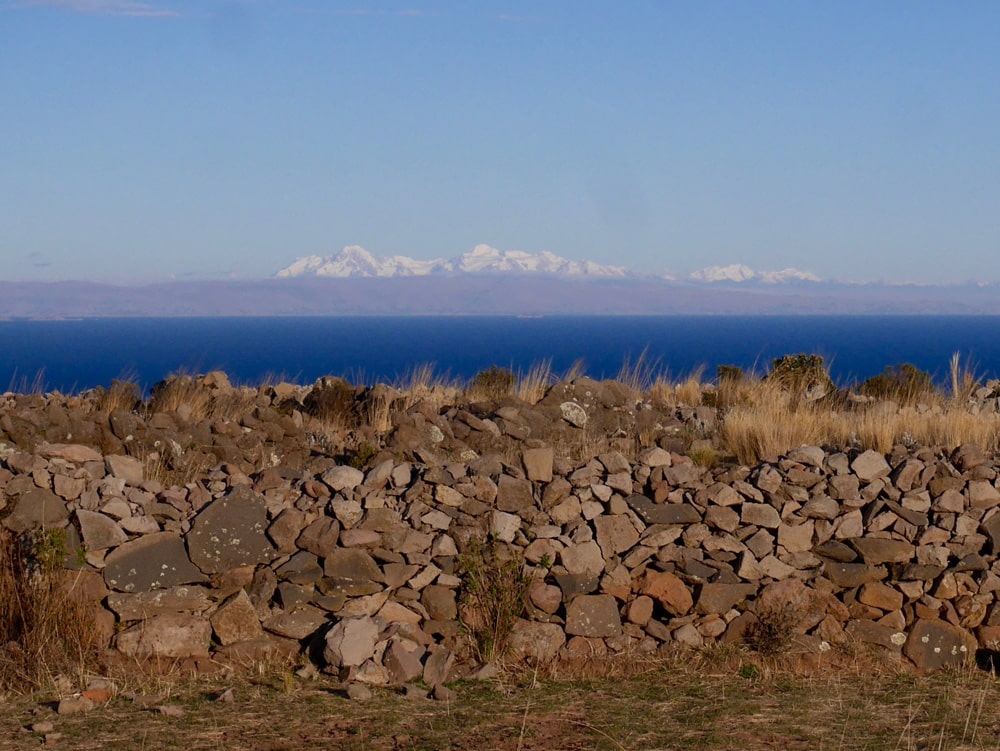 Vue sur les Andes et sur le lac Titicaca depuis le sommet d'Amantani