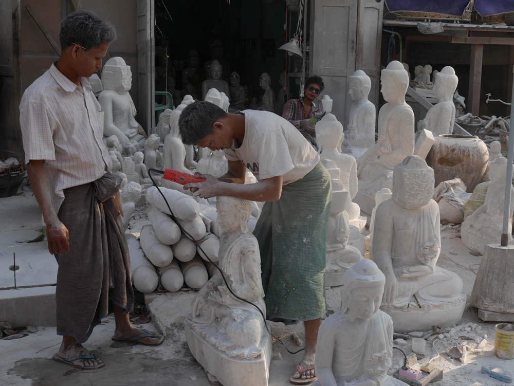 Les artisans sculpteurs travaillent à Mandalay