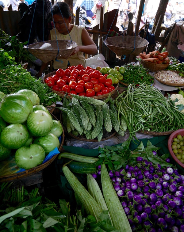 Etales de légumes au marché de Nyaung U