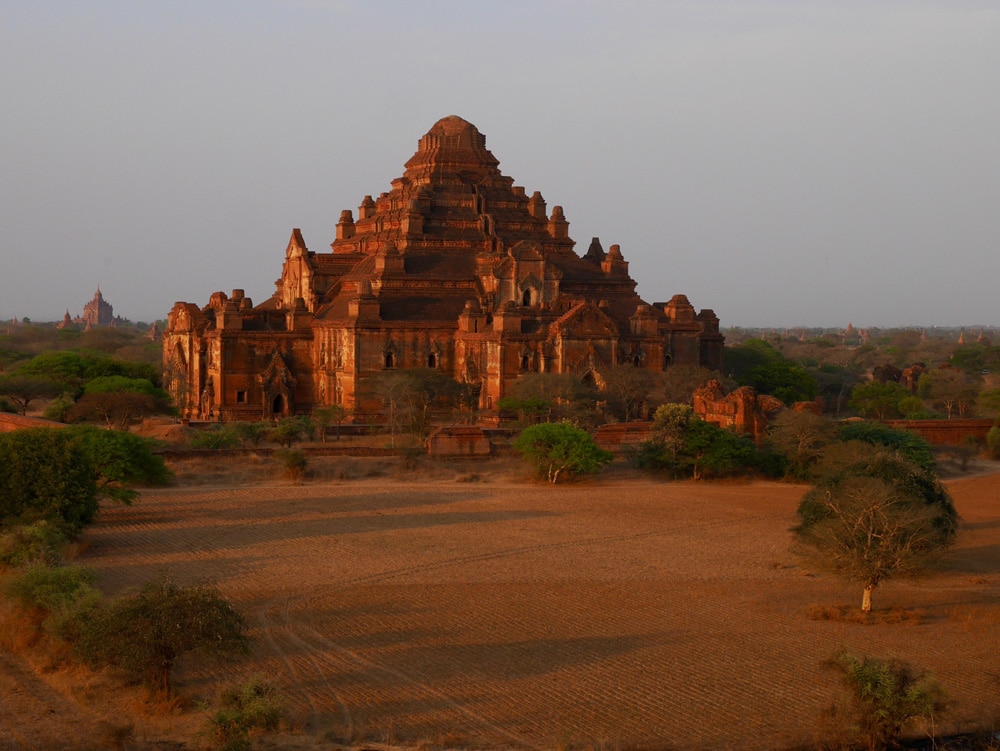 Coucher de soleil sur un temple dans la plaine de Bagan