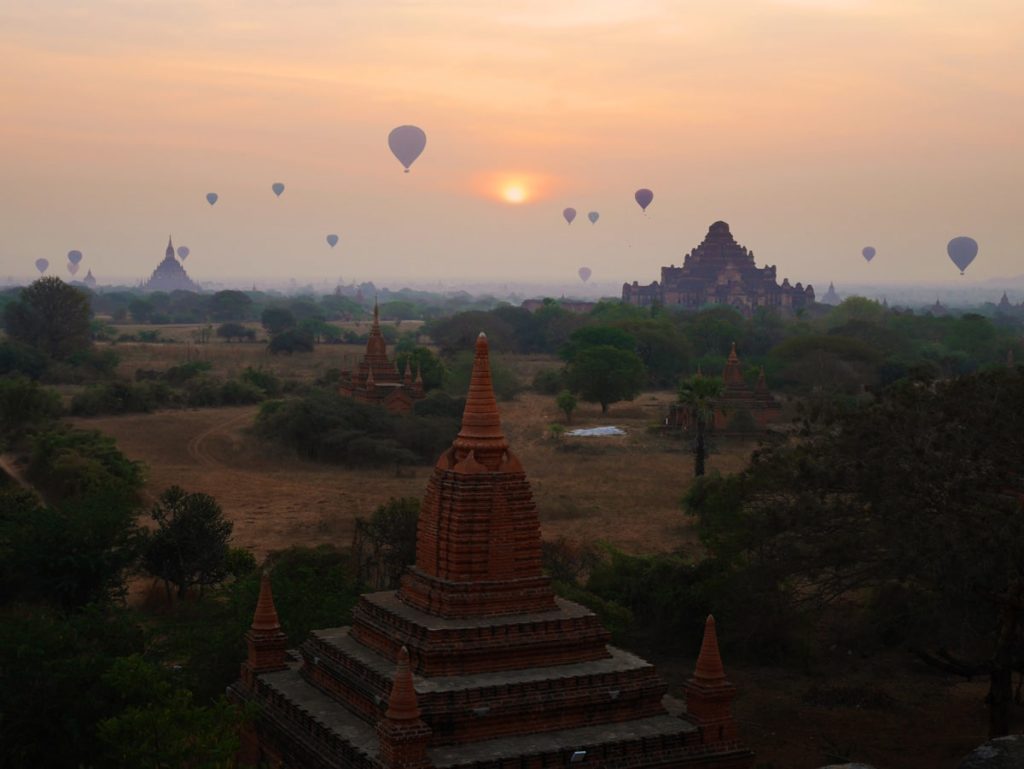 Levé de soleil et montgolfières sur les temples de Bagan au Myanmar