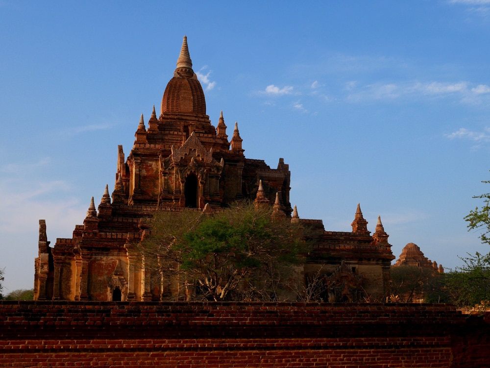 Vue sur un temple bien préservé de Bagan au Myanmar