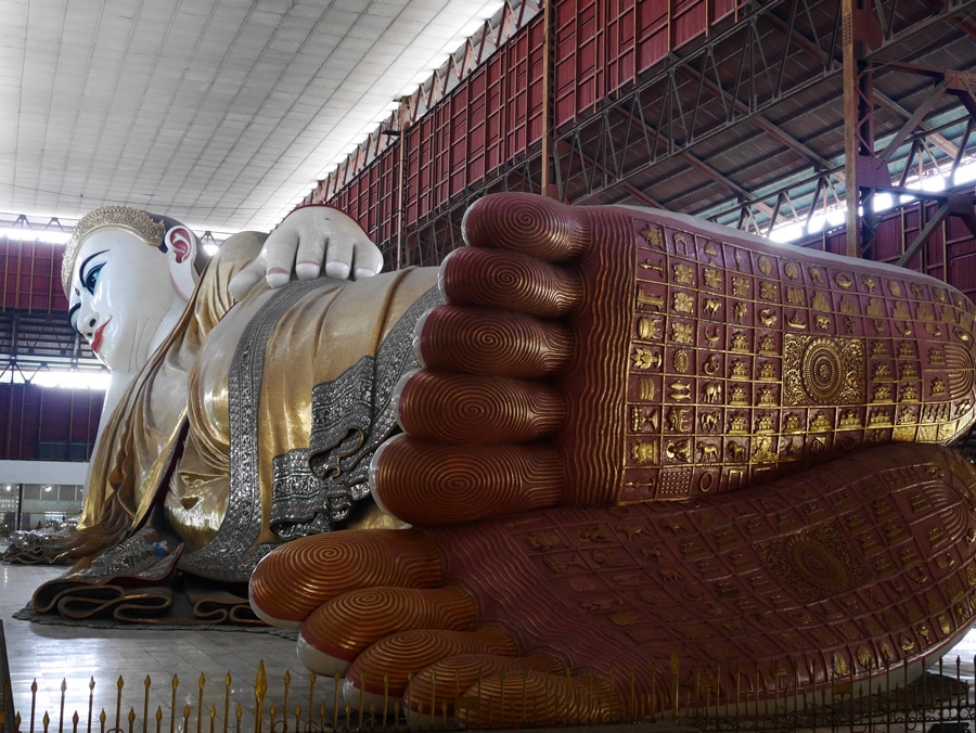 Les pieds du bouddha couché de la Pagode Kyauk Taw Gyee