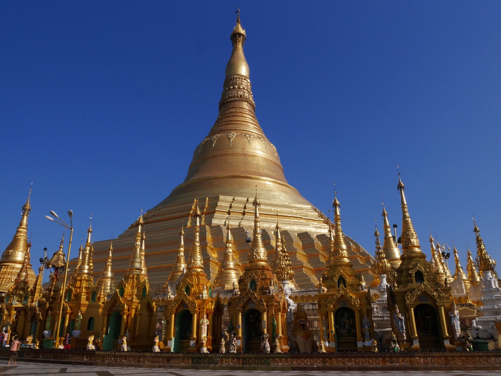 La Paya Schwedagon entièrement dorée sous un ciel bleu