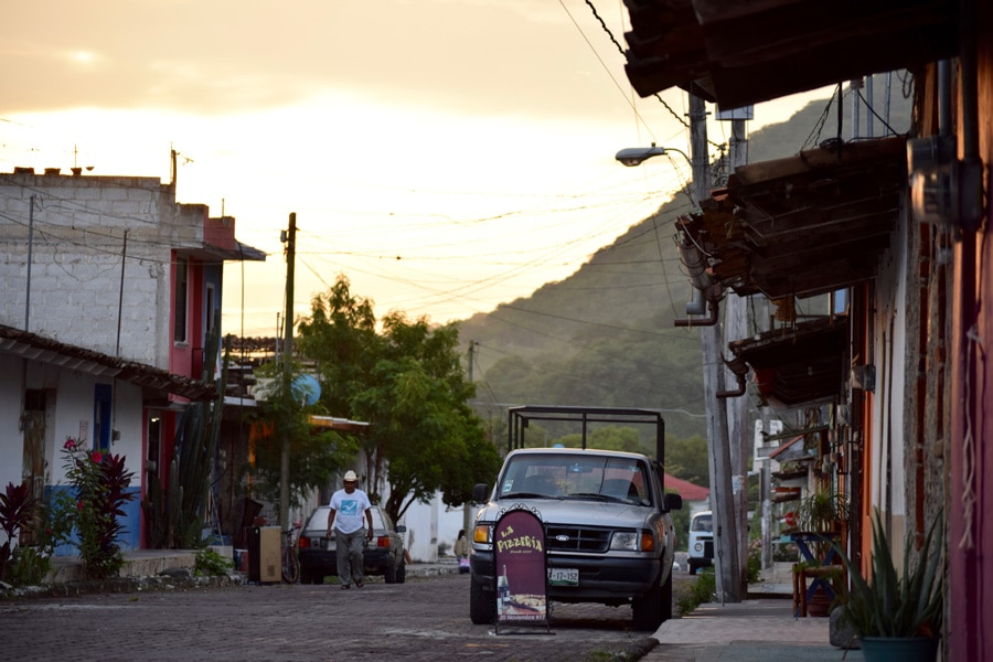 Une rue dans la ville de Jalcomulco dans l'état de Veracruz au Mexique
