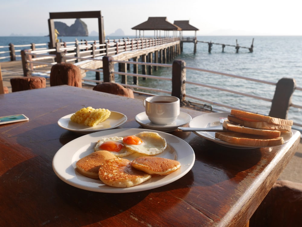Petit-déjeuner au Koh Ngai resort