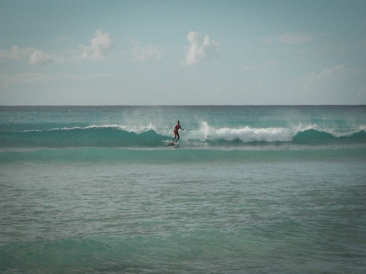 Surfer au Moule en Guadeloupe