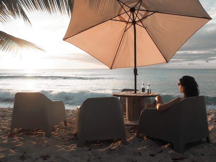 Apéro sur la plage au couchcer du soleil en Guadeloupe