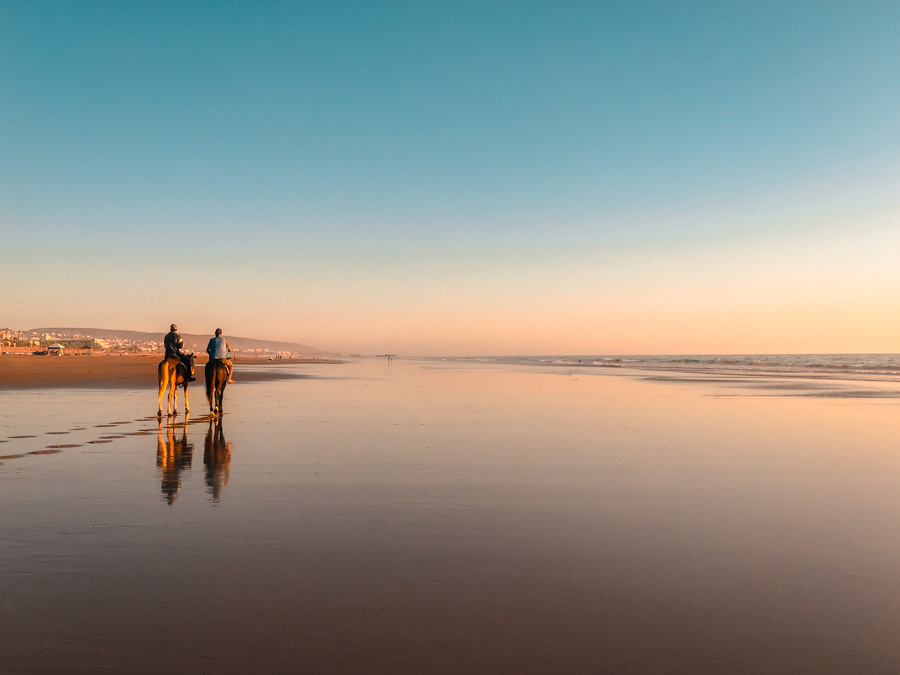 Faire du cheval sur la plage au Maroc