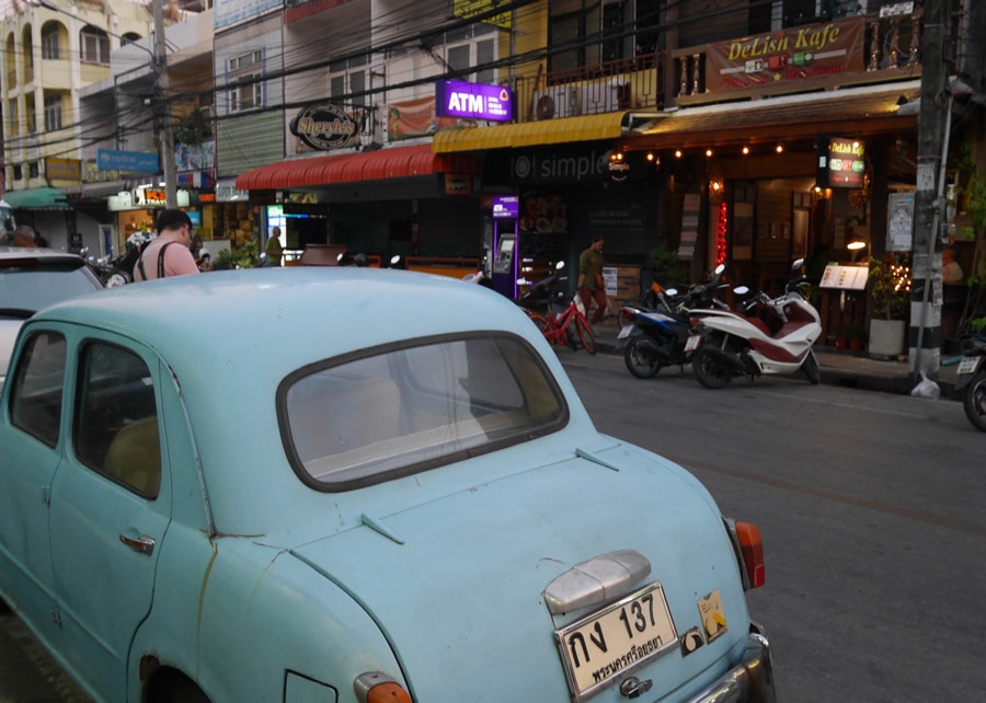 Voiture dans une rue Chiang Mai
