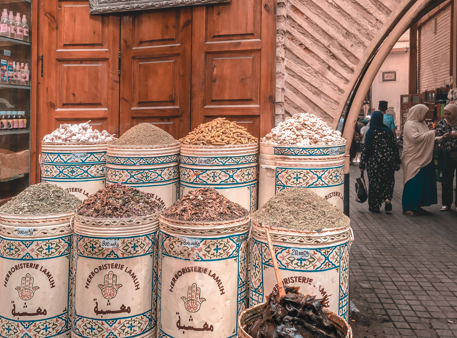 Des bacs à épices dans les souks de Marrakech