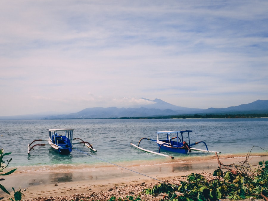 Jukung sur la plage de Gili Air en Indonésie