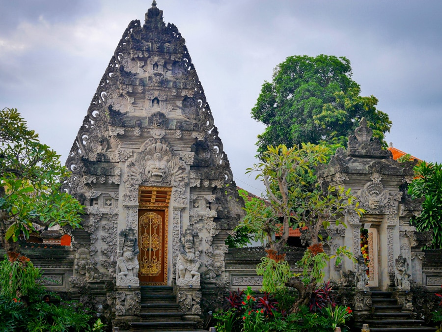 Une porte d'architecture indonésienne