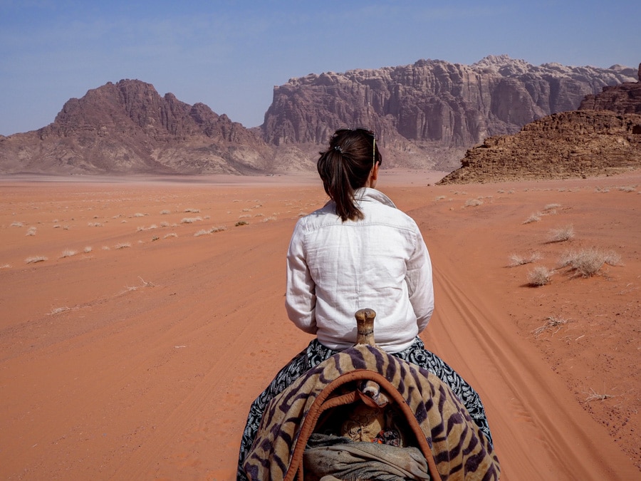 Faire du dormadaire dans le désert du Wadi Rum en Jordanie