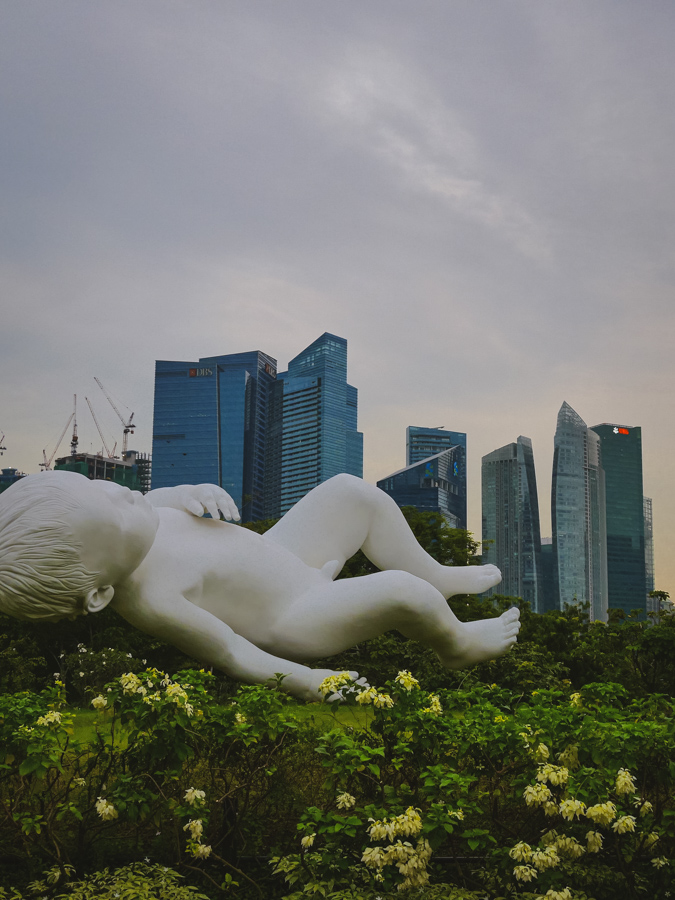 Sculpture de bébé géant dans les jardins de Singapour de Marc Quinn